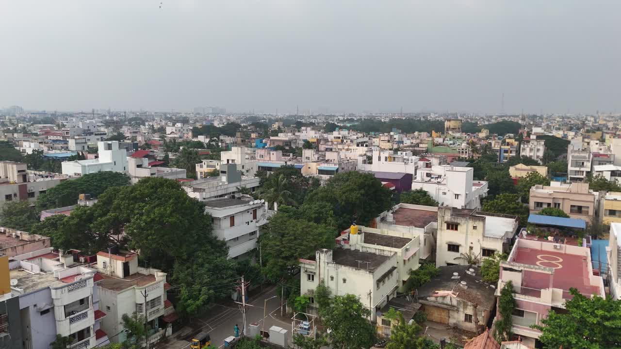perspectiva aérea de una bulliciosa comunidad residencial en la ciudad de bangalore con niebla