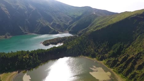 Este-Lago-Se-Encuentra-En-El-Cráter-De-Un-Antiguo-Volcán,-De-Ahí-El-Nombre-Lago-De-Fuego