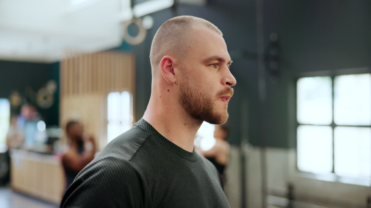 hombre bebiendo agua en el gimnasio