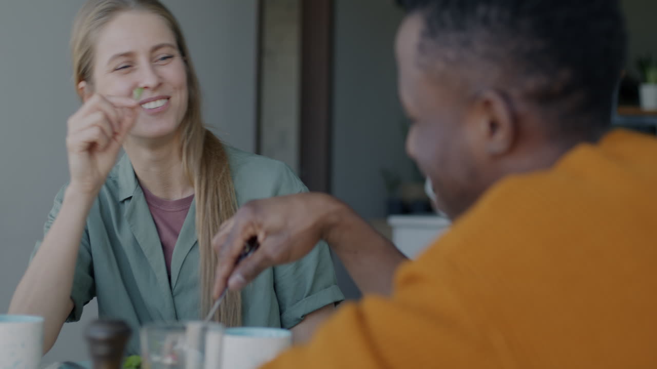 pareja comiendo juntos