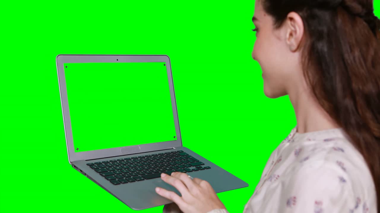 mujer usando laptop
