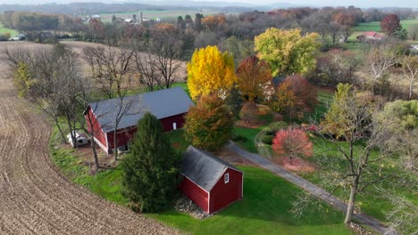 Familienbauernhof-Mit-Roter-Scheune