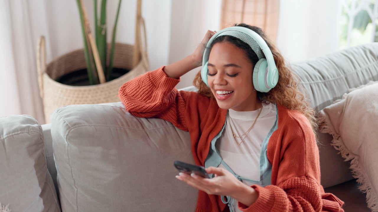 mujer escuchando música en el sofá