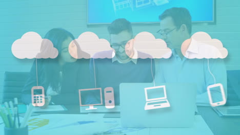 animación de la nube y iconos digitales sobre la gente de negocios.
