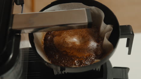 elaboración de café fresco en una máquina de goteo moderna de primer plano