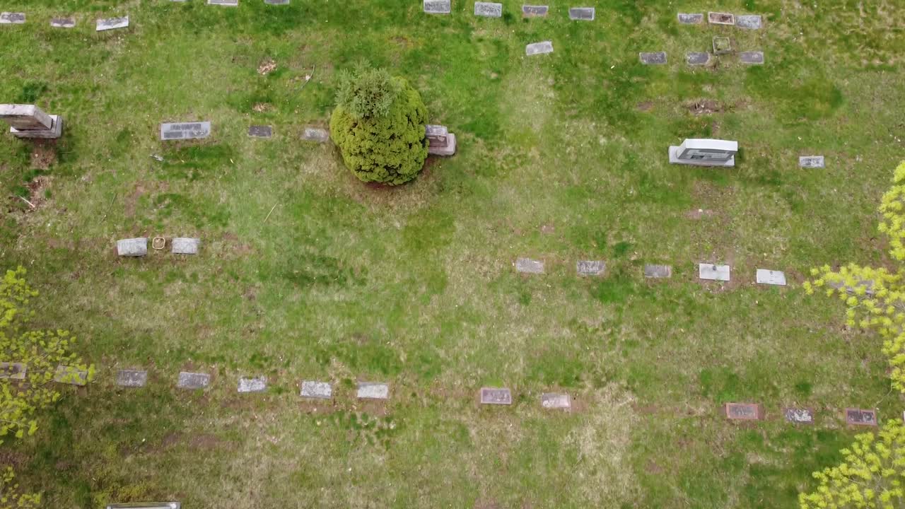 cementerio cementerio drone imágenes aéreas de grand rapids michigan con follaje verde y árboles y lápidas