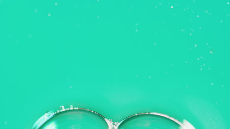 animación de burbujas que se mueven sobre un fondo verde con espacio de copia