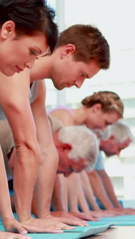 clase de ejercicios haciendo flexiones juntos