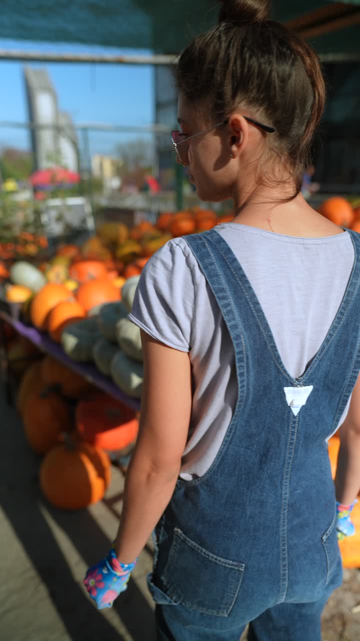 vista borrosa de un mercado de otoño con calabazas