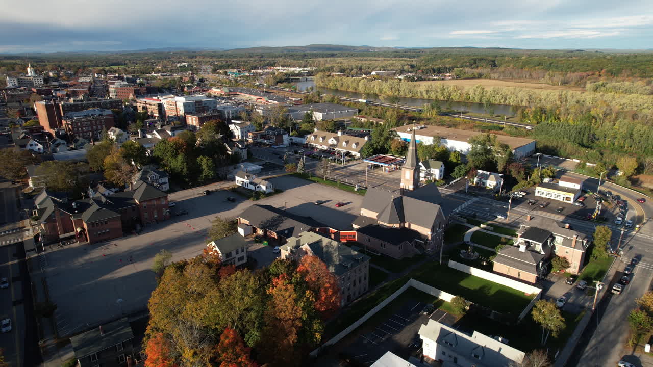 volando por encima del barrio residencial y la iglesia en concord, new hampshire, ee.uu.