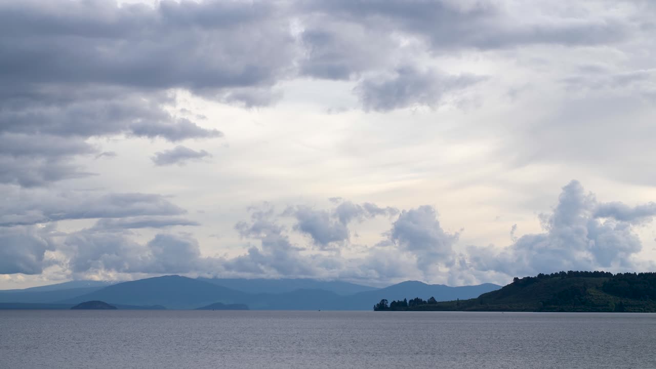 뉴질랜드 타우포 호수의 아름다운 풍경 사진