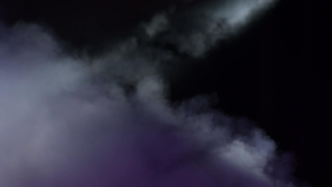 쇼 중 콘서트 무대에서 연기 기둥과 안개