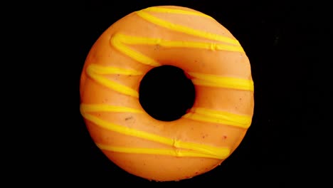 el donut glazado de primer plano.