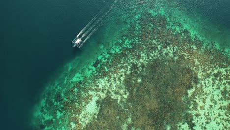 4K-Luftaufnahme-Des-Katamaransegelns-Am-Riff-In-Coron,-Palawan,-Philippinen