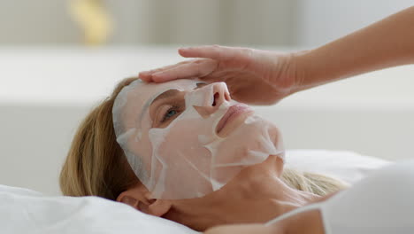 mujer aplicando una máscara facial