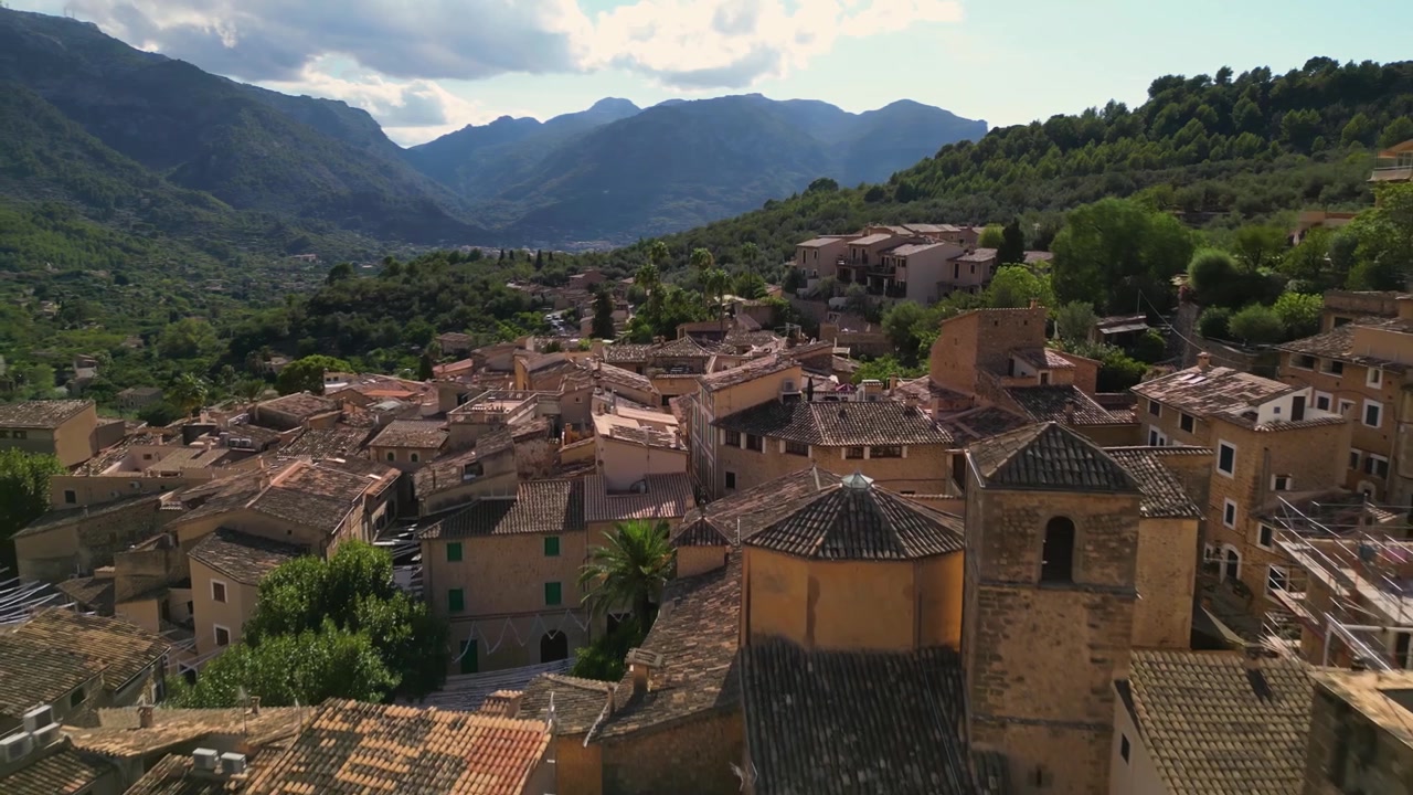 Plano general aéreo panorámico de un pueblo histórico en Fornalutx, Mallorca. Paisaje.