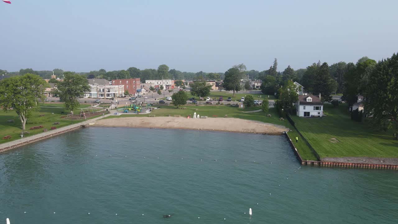 미시간 주 뉴 볼티모어의 쾌적한 타운십, 공중 드론 낮은 각도 뷰