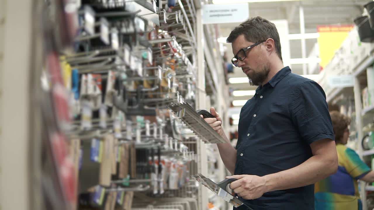 hombre comprando herramientas en una ferretería