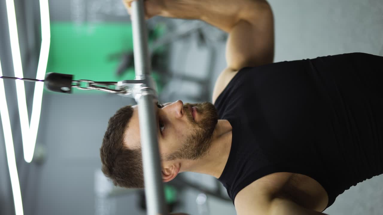 entrenamiento masculino de los músculos del pecho haciendo ejercicios con pesas en un gimnasio