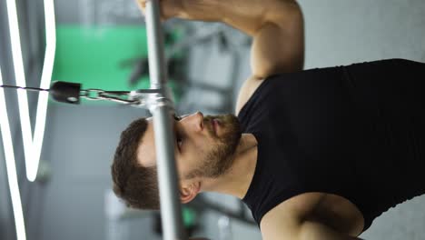 Männer-Trainieren-Brustmuskeln-Und-Machen-Zuggewichtsübungen-In-Einem-Fitnessstudio