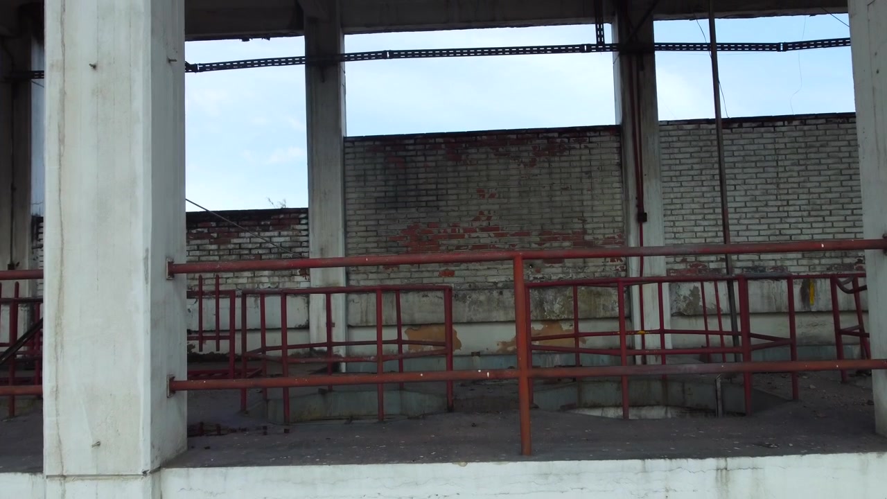 Scale che conducono a piani invisibili, evocando echi del passato fiorente della fabbrica. Accelerare