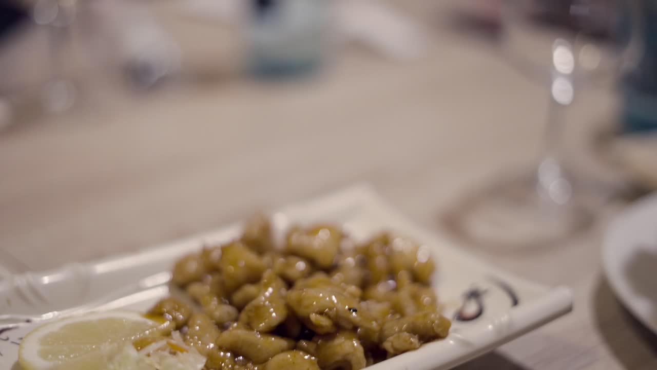 pollo teriyaki en un plato