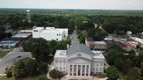 retirada aérea sobre el palacio de justicia del condado de lincoln en lincolnton