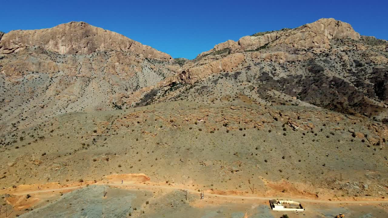 Soar above Jebel Shams, Oman's highest mountain! Breathtaking aerial views of the "Grand Canyon of Arabia." Watch now!