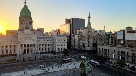 toma de pedestal del monumento de dos congresos en primer plano en la plaza del congreso con el palacio del congreso nacional argentino y la confitería del molino al fondo, buenos aires al atardecer