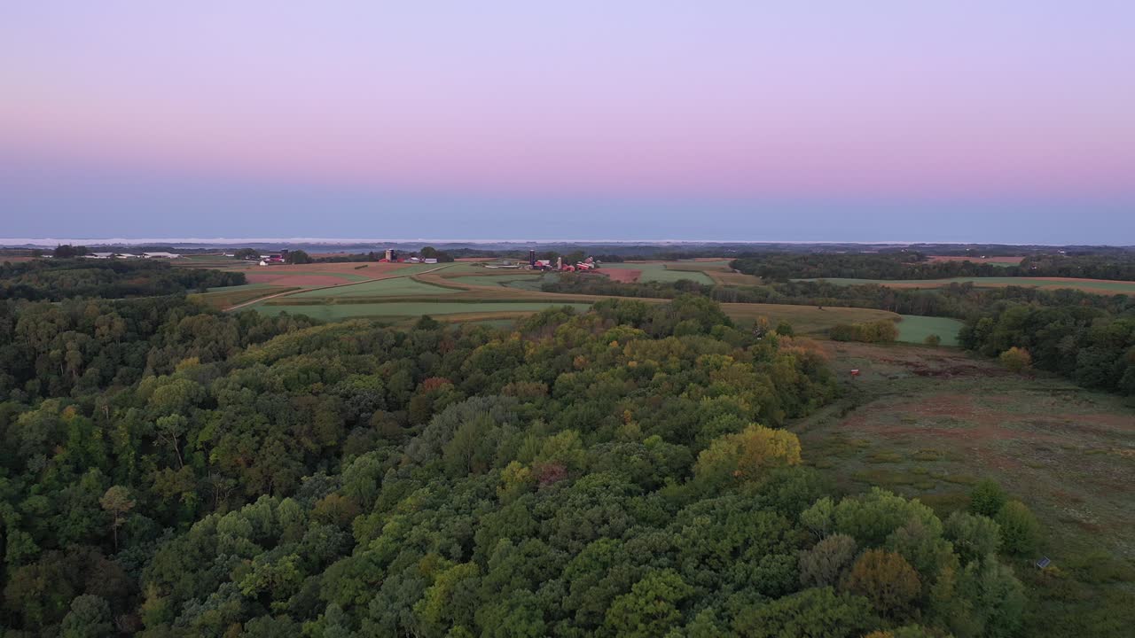 взгляд с воздуха на сельскохозяйственные угодья при восходе солнца
