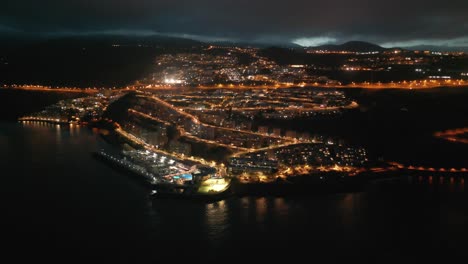 Ein-Nächtlicher-Drohnenvorbeiflug-Oder-Ein-„nächtlicher-Überflug“-Des-Stadtbildes-Auf-Teneriffa,-Spanien