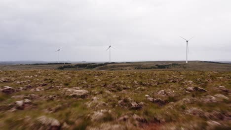 baja elevación, toma cinematográfica de un avión no tripulado de un parque eólico en las hébridas exteriores