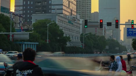 해가 지는 저녁에 빛나는 changsha 시 교통 거리 교차로 파노라마 타임 스 4k 중국