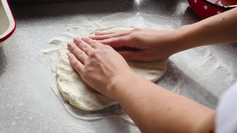 Frau-Macht-Hausgemachte-Pizza-Zu-Hause