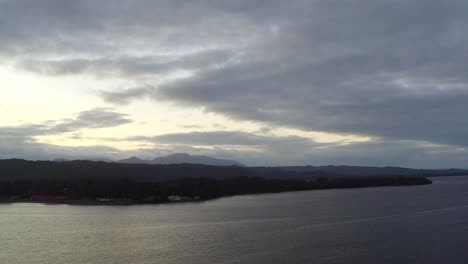 Antena:-Drone-Volando-Sobre-Un-Gran-Lago-Hacia-El-Horizonte-Cerca-De-Strahan,-Australia