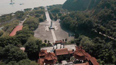 Embárcate-En-Un-Viaje-Celestial-Con-Nuestra-Fascinante-Toma-Aérea-En-órbita-Desde-Un-Dron,-Rodeando-Con-Gracia-La-Estatua-De-La-Diosa-Y-La-Plaza-Tin-Hau-En-El-Palacio-Nansha-Tin-Hau.