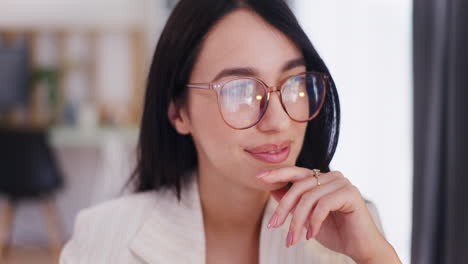 Retrato-De-Una-Mujer-De-Negocios-Feliz-Y-Segura-Mirando-Por-La-Ventana