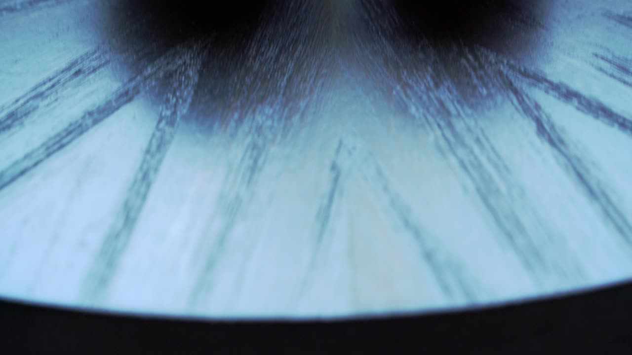 피부에 반영 된 테이블 빛에 두 개의  ⁇ 은 드래곤 과일의  ⁇ 을 찍고 이국적인 식물 피타야를 재배합니다