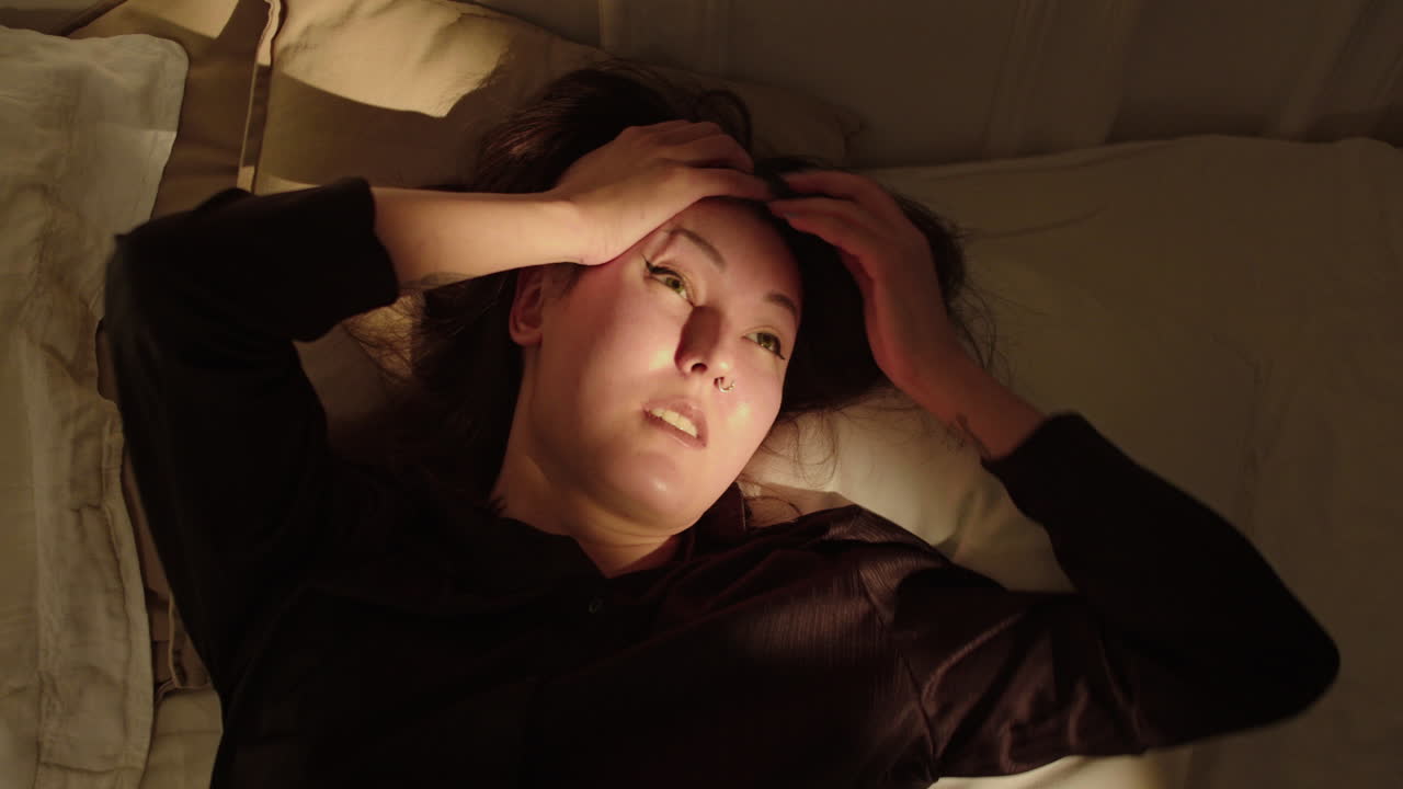 베개로 머리를 고 있는 여자