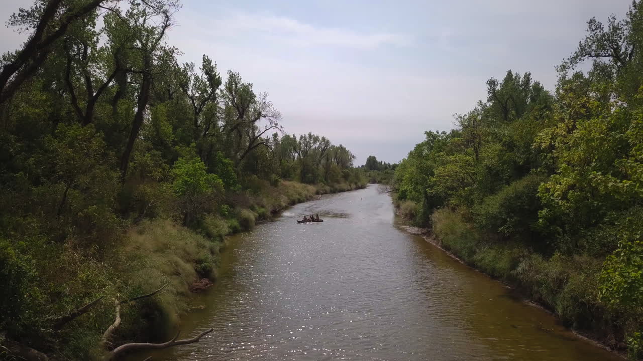 aerila drone tiro de bote saliendo en el río con pasajero en medio de la jungla