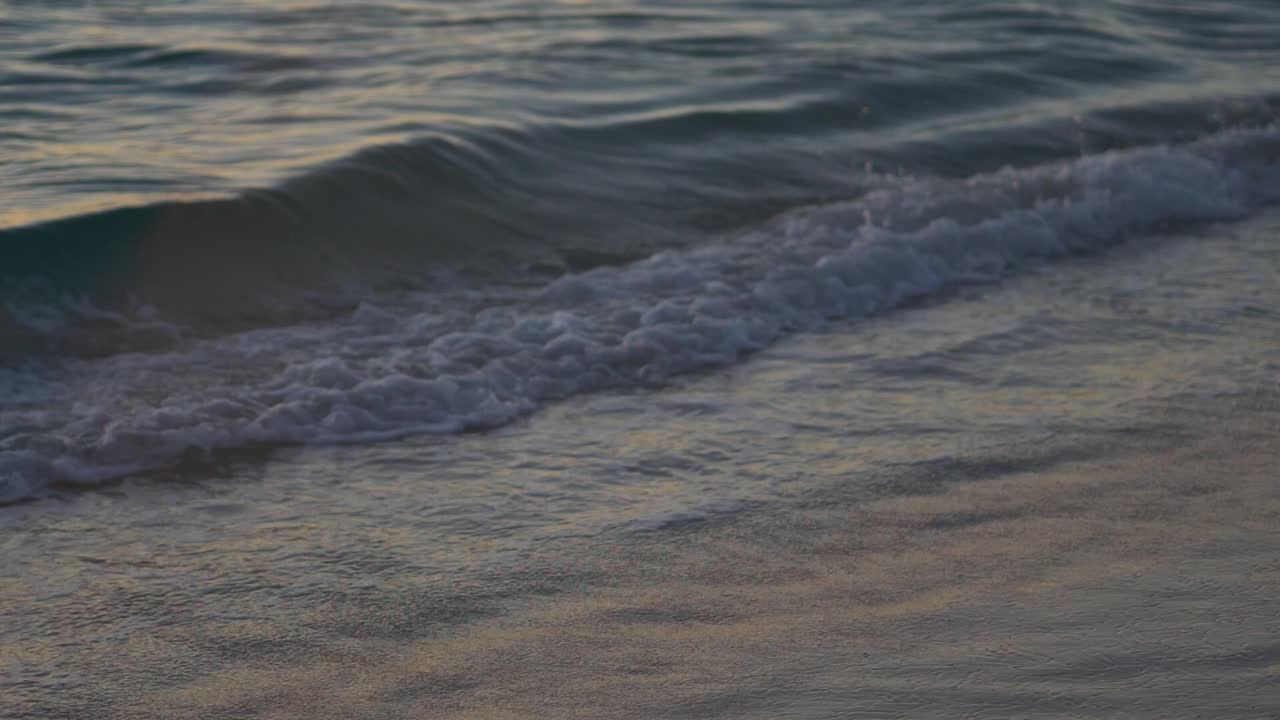 Onde mattutine sulla spiaggia