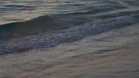 olas temprano en la mañana en la playa