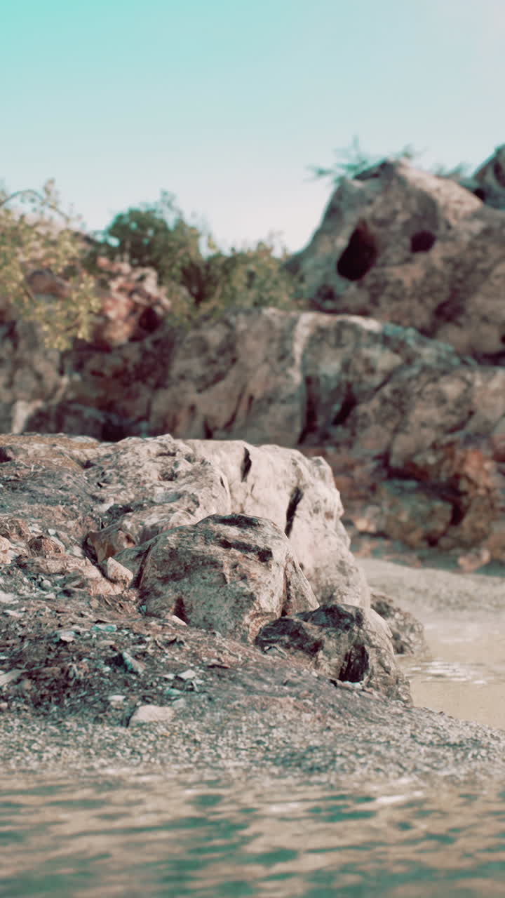 평온 한 바다 와 함께 바위 해변