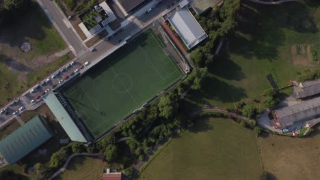 Draufsicht-Auf-Einen-Fußballplatz-In-Der-Nähe-Von-Kühen-Und-Der-Natur