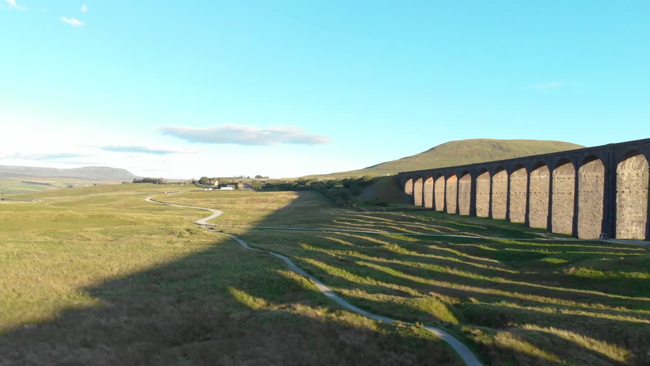 ribblehead 육교, 요크셔, 화창한 여름날, 공중에 의해 녹색 황무지