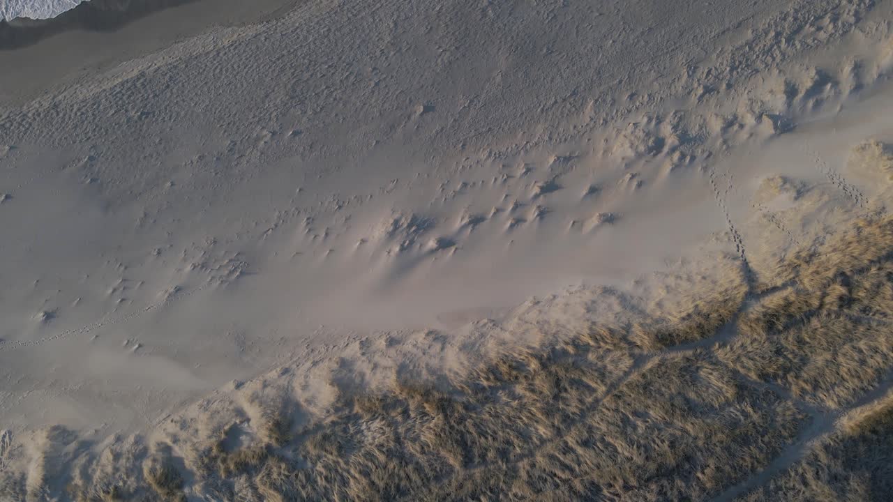 모래 언덕과 해안 해변, 공중 하향식 샷