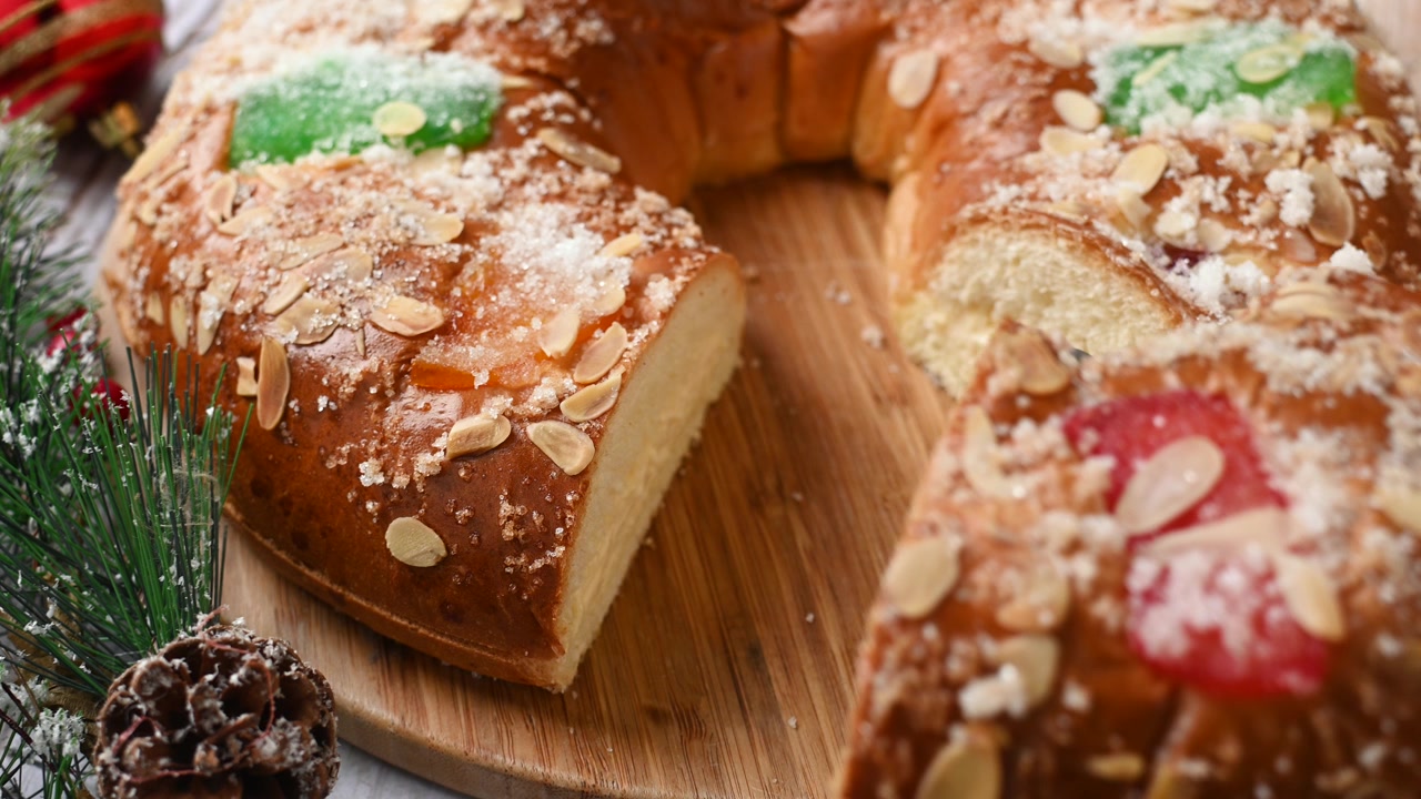 Persone che prendono una porzione di Roscón de Reyes