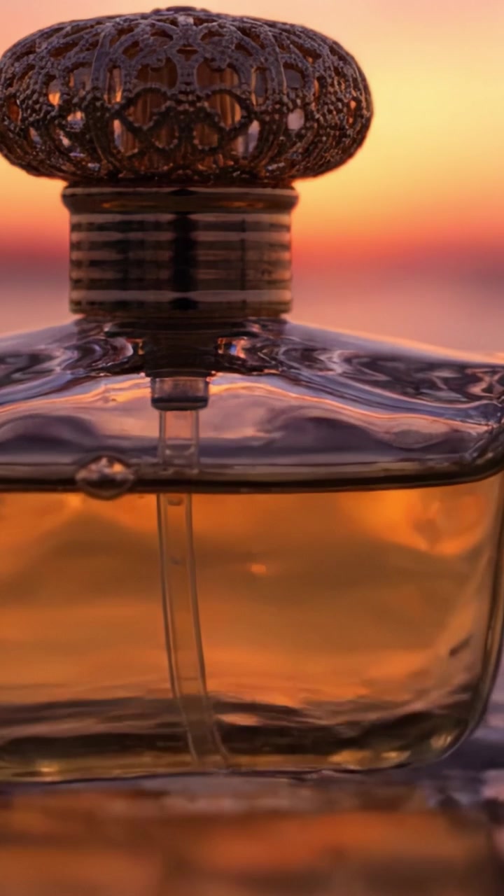 Essenza accattivante: un primo piano di un elegante flacone di profumo su uno splendido sfondo al tramonto, che ne mostra il design lussuoso e l'aroma.