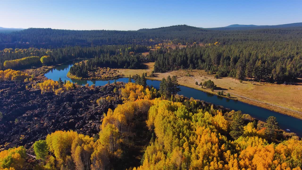 tomada aérea amplia del cielo azul y los árboles de otoño coloridos cerca de bend, oregon