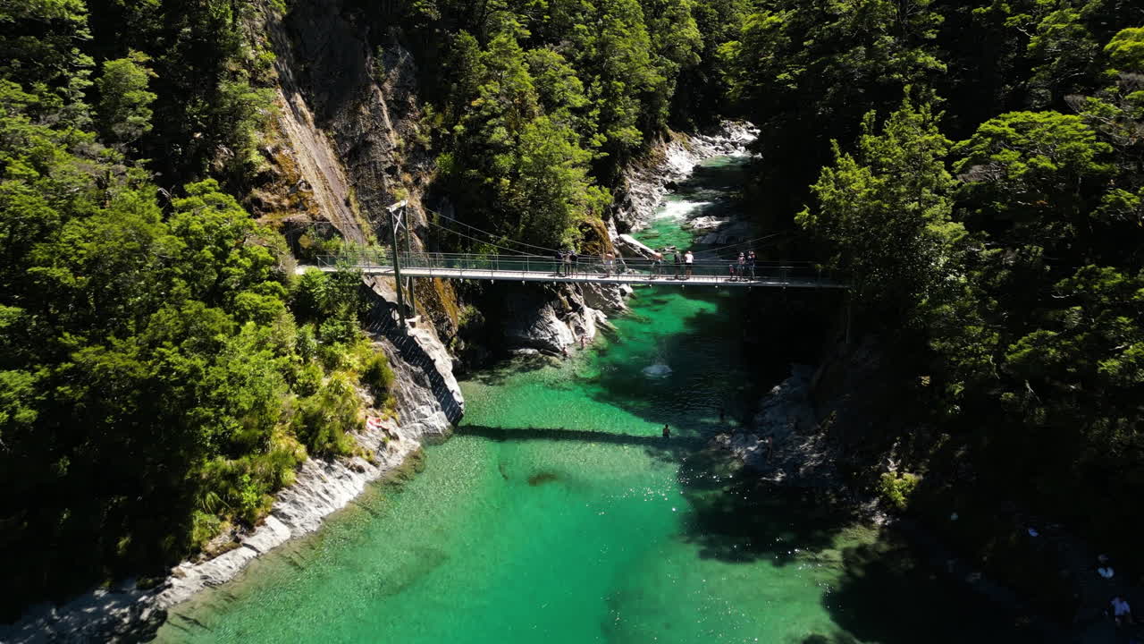 Turisti Che Si Godono L'area Delle Pozze Smeraldo Tuffandosi Da Un Ponte